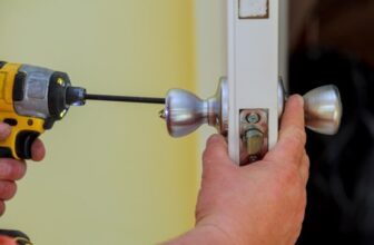 How Can a Denver Locksmith Repair a Storefront Lock?